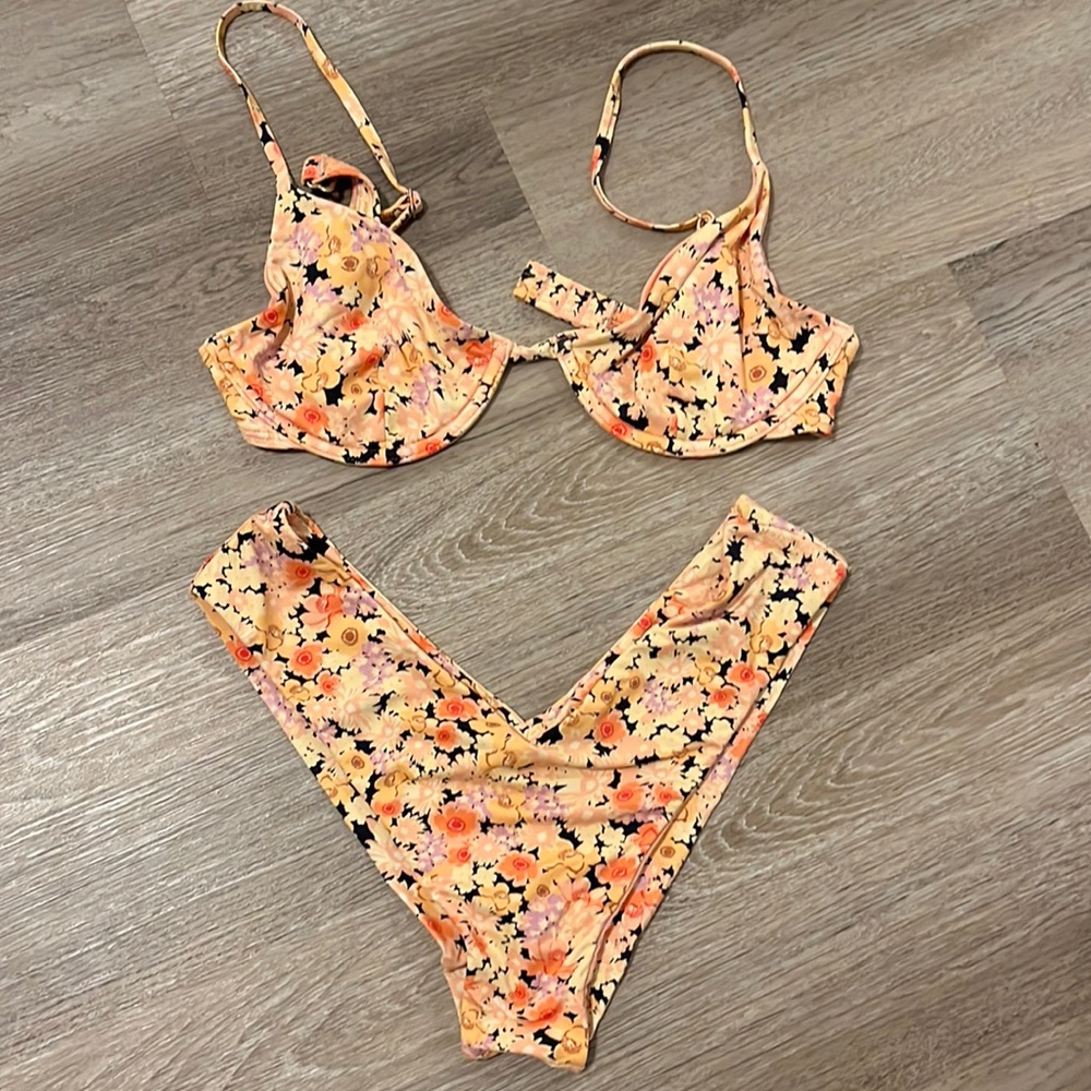 Barely worn billabong bikini!!